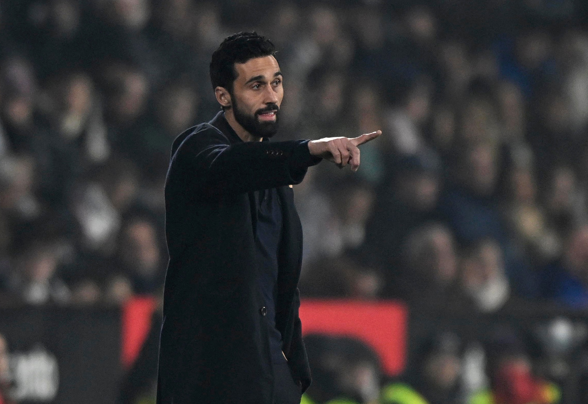 九游娱乐官网-西媒：阿韦洛亚在更衣室面临压力，一些球员认为他只是临时教练