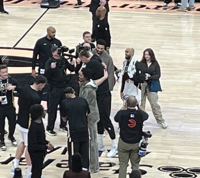 一起拿过冠军！波尔津吉斯赛后与豪泽、塔图姆、怀特寒暄