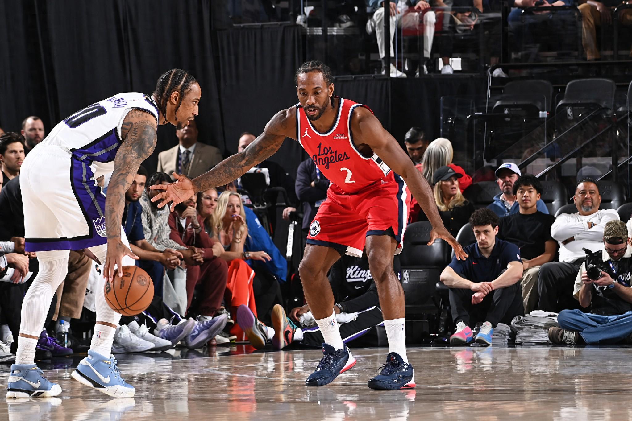 九游体育app-大爆冷！威少轰12+12+10手撕老东家 小卡31+6纪录夜被撞出血+伤退